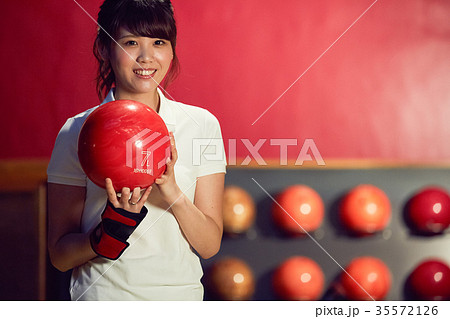 ボーリングをする女性 35572126