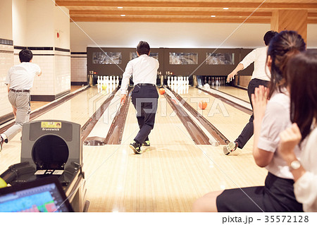 ボーリングを楽しむビジネスパーソン 35572128