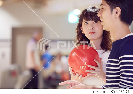 ボウリングを楽しむ男女 ボウリングを楽しむ男女 35572131