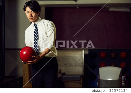 ボウリングをする男性 35572134