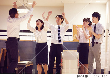 ボウリングを楽しむビジネスパーソン 35572137