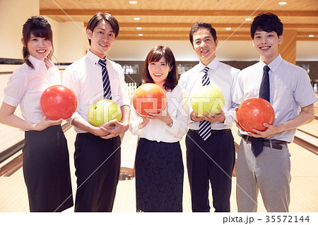 ボウリングを楽しむビジネスパーソン ボウリングを楽しむビジネスパーソン 35572144