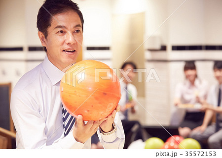 ボウリングを楽しむビジネスパーソン 35572153