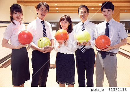 ボウリングを楽しむビジネスパーソン 35572158