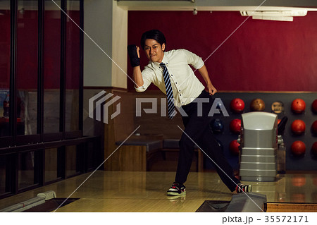 ボウリングをする男性 35572171
