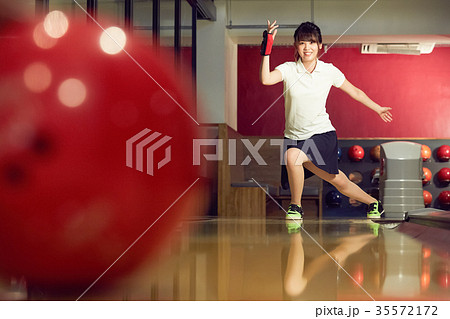 ボウリングをする女性 35572172