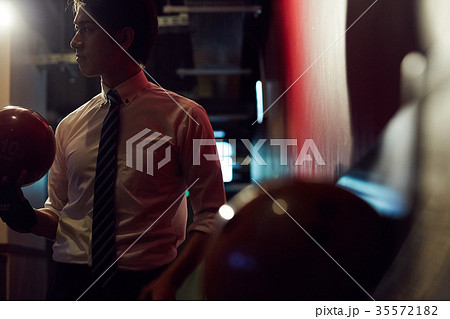 ボウリングをする男性 35572182