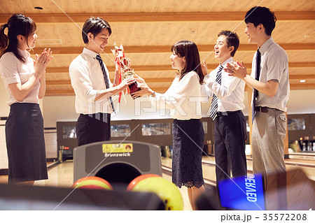 ボウリングを楽しむビジネスパーソン ボウリングを楽しむビジネスパーソン 35572208