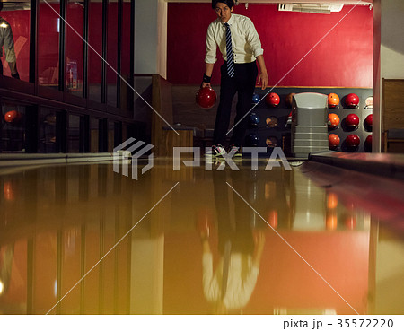 ボウリングをする男性 ボウリングをする男性 35572220