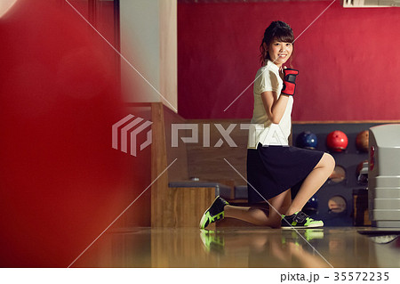 ボウリングをする女性 ボウリングをする女性 35572235