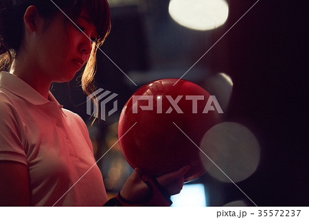 ボウリングをする女性 35572237