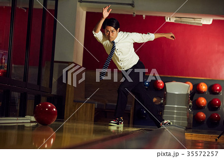 ボウリングをする男性 35572257