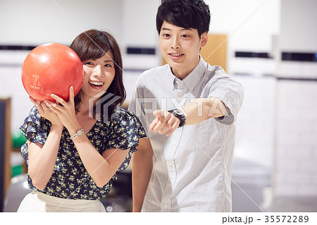 ボウリングを楽しむ男女 ボウリングを楽しむ男女 35572289