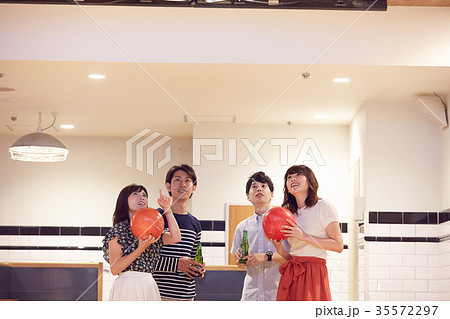 ボウリングを楽しむ男女 35572297