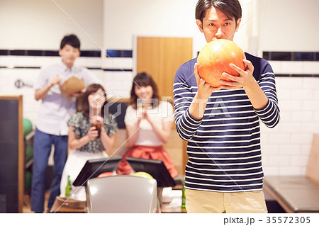 ボウリングを楽しむ男女 35572305