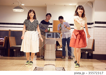 ボウリングを楽しむ男女 ボウリングを楽しむ男女 35572317