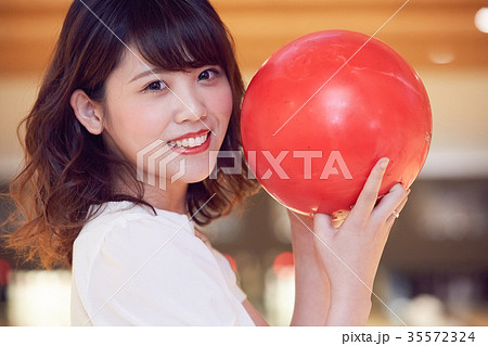ボウリングをする女性の写真素材