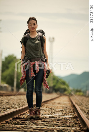 線路 廃線を行く女性バックパッカー ポートレート 線路 廃線を行く女性バックパッカー ポートレート 35572456