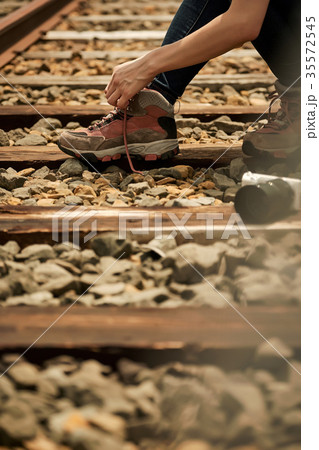 線路 廃線を行く女性バックパッカー 線路 廃線を行く女性バックパッカー 35572545