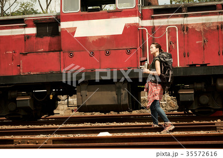 線路 廃線を行く女性バックパッカー ポートレート 線路 廃線を行く女性バックパッカー ポートレート 35572616