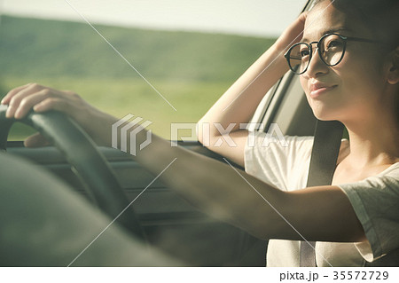 女性バックパッカー ドライブ 女性バックパッカー ドライブ 35572729