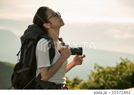 女性バックパッカー カメラ ポートレートの写真素材