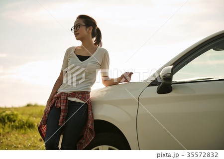 ドライブ　女性　ポートレート 35572832
