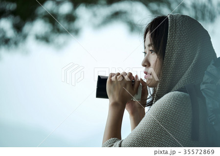 女性バックパッカー　湖畔　ポートレート 35572869