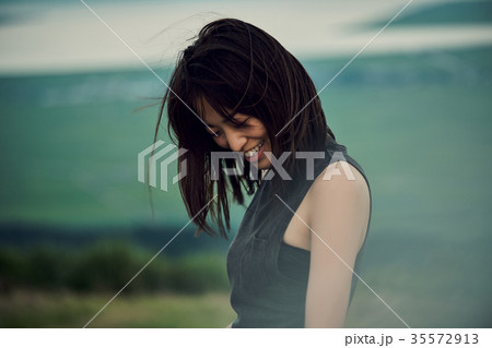 女性　バックパッカー　湖畔　ポートレート 35572913