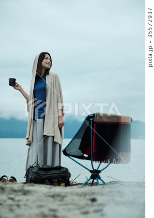 女性バックパッカー 湖畔 ティータイム 女性バックパッカー 湖畔 ティータイム 35572937