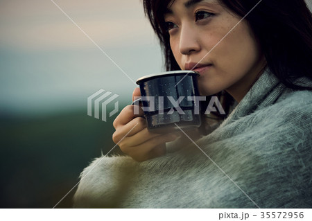 湖畔で寛ぐ女性バックパッカー ポートレート 湖畔で寛ぐ女性バックパッカー ポートレート 35572956