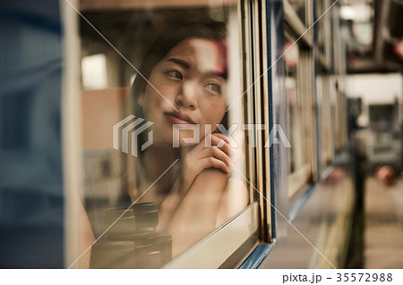 女性バックパッカー　電車内　 35572988