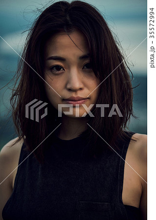 女性 バックパッカー 湖畔 ポートレート 女性 バックパッカー 湖畔 ポートレート 35572994