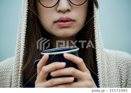 女性バックパッカー　湖畔　ティータイム 35572995