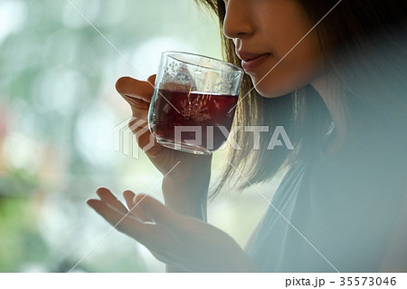 ティータイム 紅茶を飲む女性の写真素材