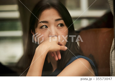 女性バックパッカー　電車内　 35573047