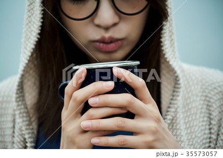 女性バックパッカー 湖畔 ティータイム 女性バックパッカー 湖畔 ティータイム 35573057