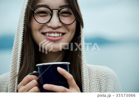 女性バックパッカー 湖畔 ティータイム 女性バックパッカー 湖畔 ティータイム 35573066