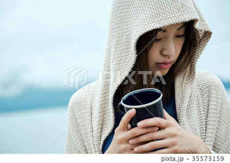 女性バックパッカー 湖畔 ティータイム 女性バックパッカー 湖畔 ティータイム 35573159