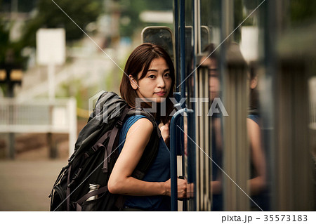 女性バックパッカー ホーム 電車の写真素材