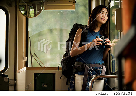 女性バックパッカー　電車内　 35573201