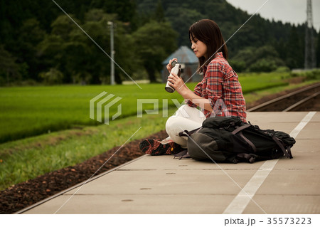 女性バックパッカー　駅　ホーム 35573223