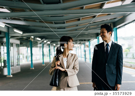 電車 移動 ビジネス 男女 撮影協力・京王電鉄株式会社 電車 移動 ビジネス 男女 撮影協力・京王電鉄株式会社 35573929