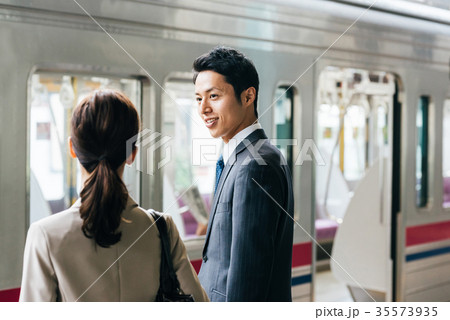 電車 移動 ビジネス 男女 撮影協力・京王電鉄株式会社 電車 移動 ビジネス 男女 撮影協力・京王電鉄株式会社 35573935