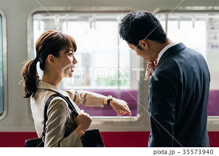 電車　移動　ビジネス　男女　撮影協力・京王電鉄株式会社 35573940