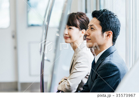 電車　移動　ビジネス　男女　撮影協力・京王電鉄株式会社 35573967