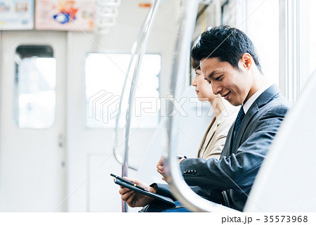 電車 移動 ビジネス 男性 撮影協力・京王電鉄株式会社 電車 移動 ビジネス 男性 撮影協力・京王電鉄株式会社 35573968