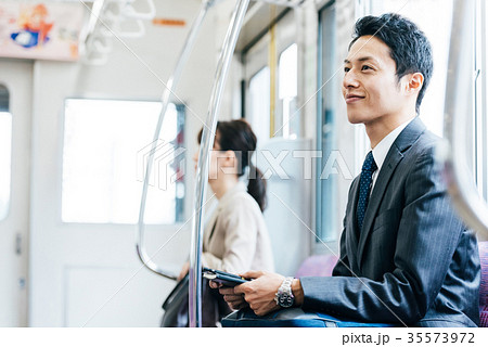 電車　移動　ビジネス　男性　撮影協力・京王電鉄株式会社 35573972