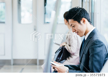 電車 移動 ビジネス 男性 撮影協力・京王電鉄株式会社 電車 移動 ビジネス 男性 撮影協力・京王電鉄株式会社 35573973