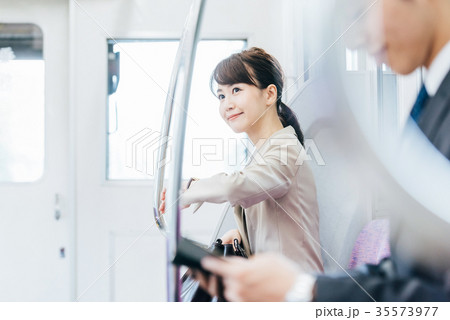 電車　移動　ビジネス　女性　撮影協力・京王電鉄株式会社 35573977